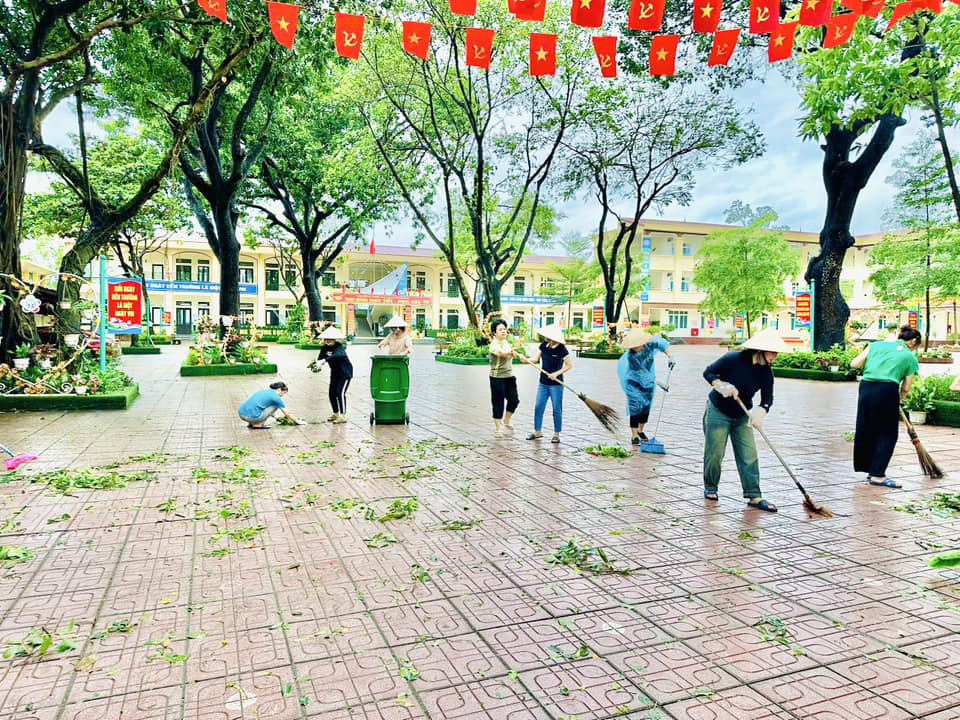 BGH nhà trường, tập thể CBGVNV trường Tiểu học Sen Phương đã khẩn trương dọn dẹp để đón học sinh kịp trở lại trường học