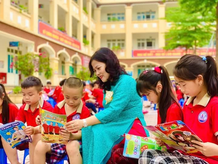 Liên đội Trường Tiểu học Sen Phương tích cực hưởng ứng “Ngày Sách và Văn hóa đọc Việt Nam năm 2025” với nhiều hoạt động và chương trình thiết thực, ý nghĩa như: thi giới thiệu sách, ngày hội STEM, cùng nhau đọc sách,…